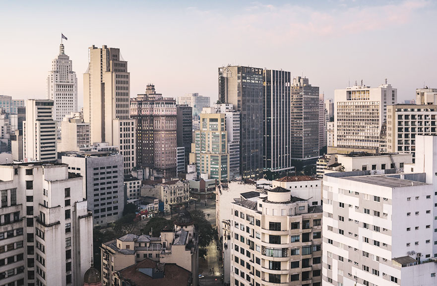 Top view of the city of São Paulo, in black and white, with several buildings of different sizes side by side