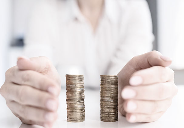 Duas pilhas de moedas do mesmo tamanho em cima de uma mesa