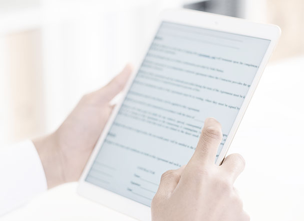 Photo in white background and hands holding a white tablet.